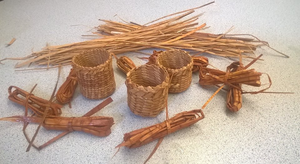 Giihlgiigaa's tweet photo. π¨ Let the weaving begin ππ this is a cedar bark basket with weft & warp strands π Kikwgyaa uu iijang πΏ@_FPCC #CarnegieCC #Haida #Cedarbark https://t.co/AYrJ5ffOCJ