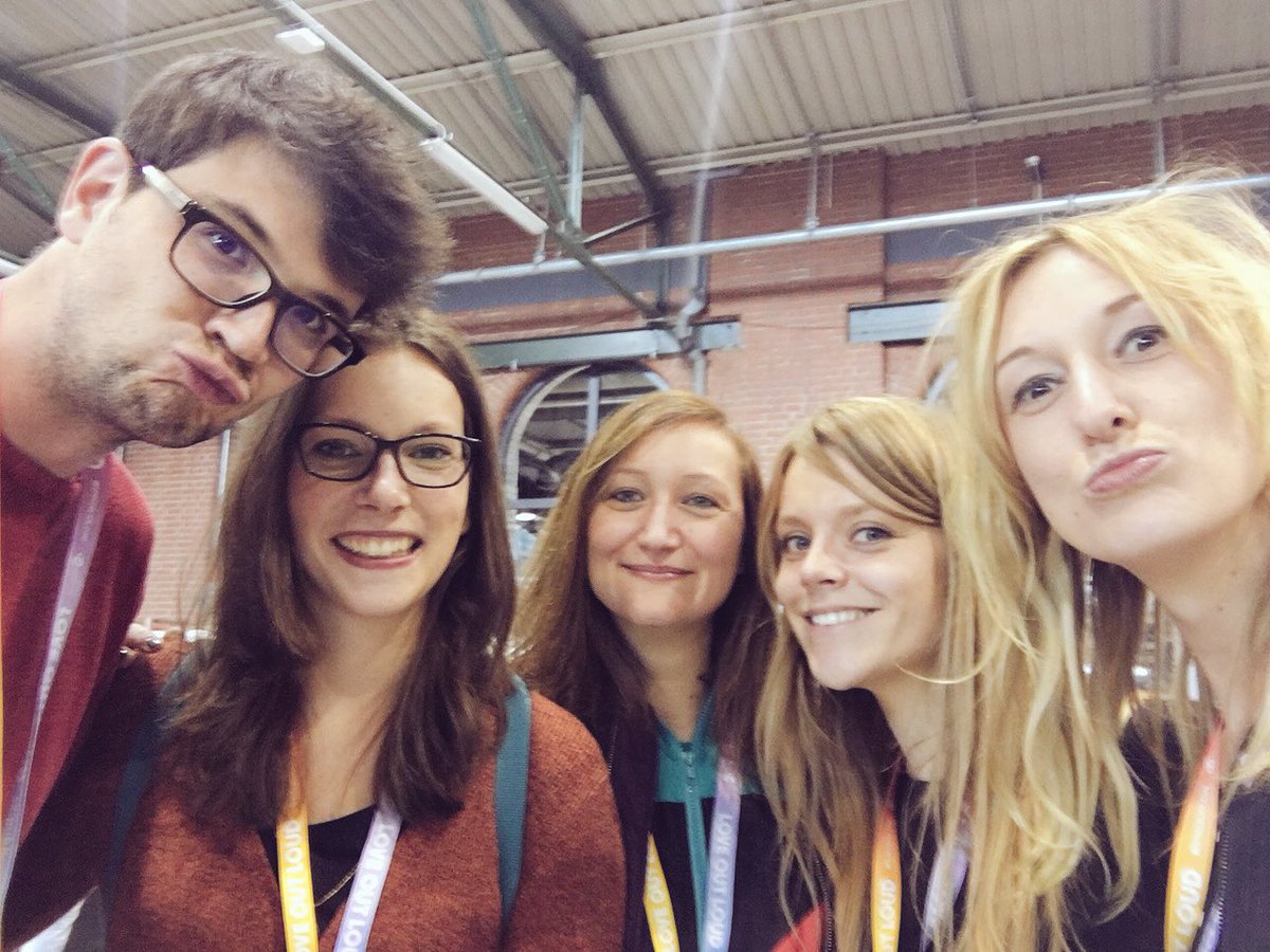 Es ist wirklich ein Klassentreffen. <a href="/DJSde/">Deutsche Journalistenschule</a> #51er #rp17 #love <a href="/riemreim/">Marieke Reimann</a> <a href="/netterversuch/">Victoria Reith</a> <a href="/falzeder/">Florian Falzeder</a> <a href="/SabinePusch/">Sabine Pusch</a>