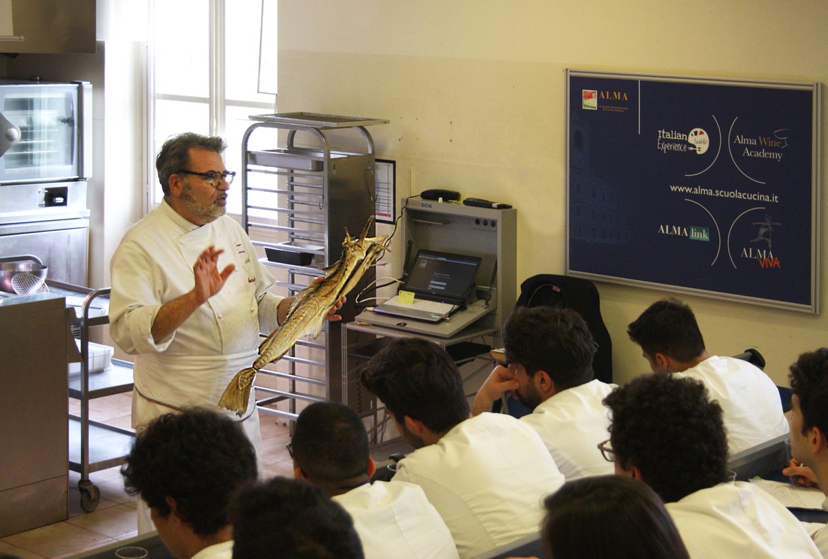 Alma_School's tweet photo. Chef @francofavaretto di #Baccaladivino spiega lo #stoccafisso e il #baccalà al Corso Superiore di Cucina Italiana #almaschool https://t.co/he5HvwfyTs