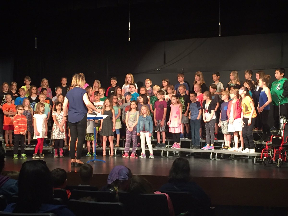 trishgoosen's tweet photo. @StAndrewsDragns Grade 3s performing at @LordSelkirk_SD choral festival. https://t.co/YWDpU74s4g