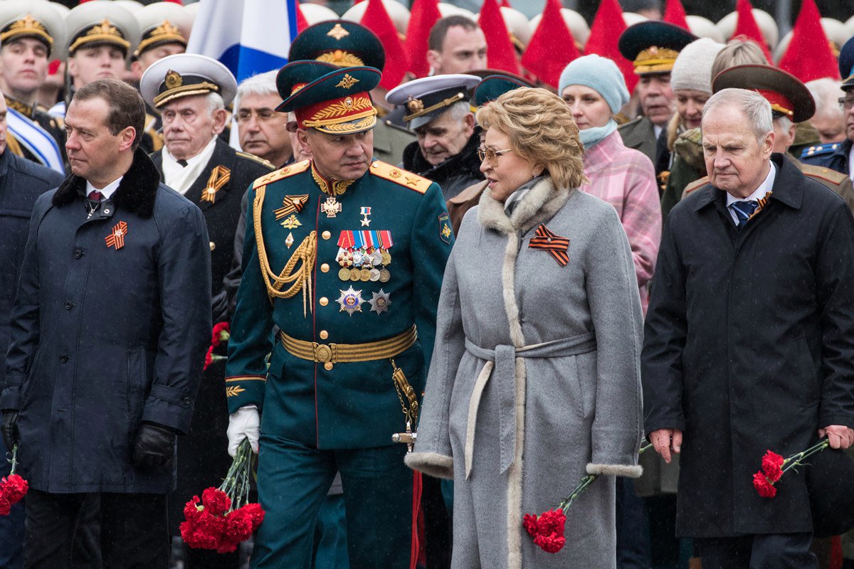 Шойгу парадный. Парадный мундир Шойгу. Шойгу Матвиенко. Шойгу ряженый генерал. Шойгу ряженый министр обороны