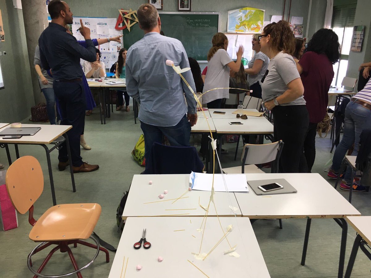 solutiaedu's tweet photo. Formación en el aula #ReinventTheClassroom del CEIP José Hierro con @moussaboumadan #MarshmallowChallenge #FilosofiaMaker https://t.co/7G78VMxrHT