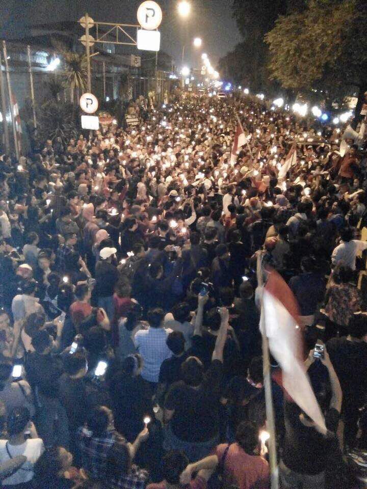 jokoanwar's tweet photo. Cipinang malam ini. #FreeAhok https://t.co/EYZ0AN9IW2