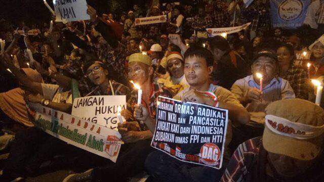 jokoanwar's tweet photo. Cipinang malam ini. #FreeAhok https://t.co/EYZ0AN9IW2