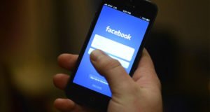 Siecledigital's tweet photo. Facebook teste une nouvelle fonctionnalité : le suivi de « sujets » https://t.co/aqot8mN9GS https://t.co/eRPEBawccX