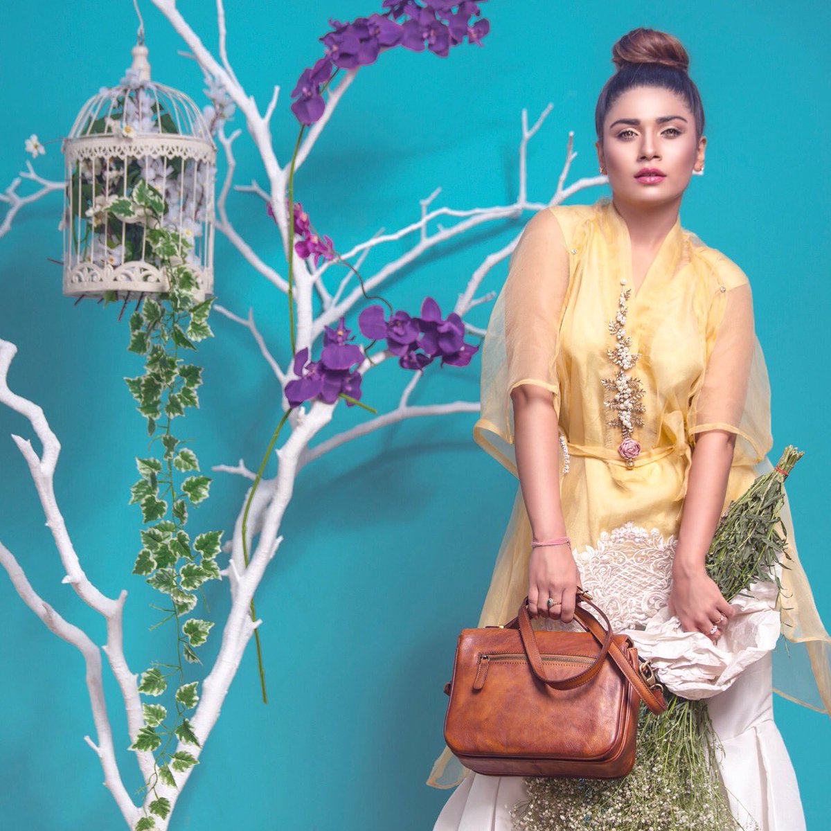 Phegency's tweet photo. 1st look of our latest shoot with the beautiful Mahi Baloch
Bag: #insignia
Management: #Phegency https://t.co/z2bxw8nByn