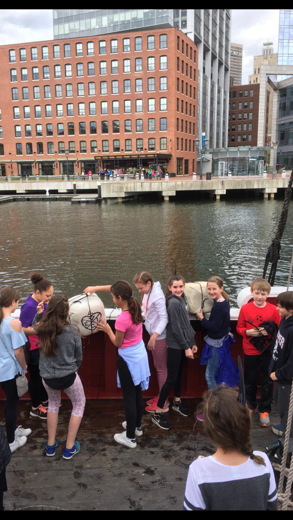 carinabecker6's tweet photo. Boston Harbor a teapot tonight! #huzzah #bostonteapartyships #barrowsshiningstars https://t.co/4k7rALPftw