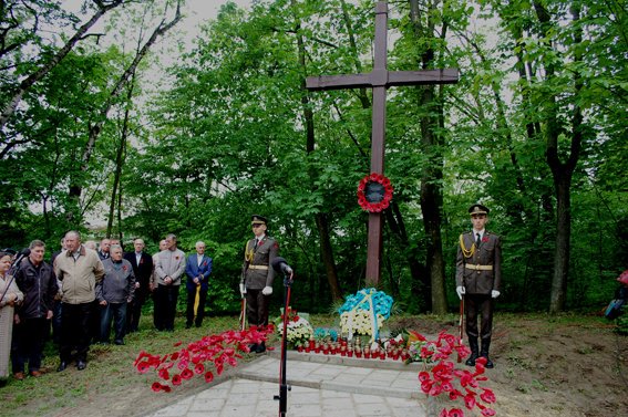 chernienko415's tweet photo. У Львові урочистості 8 і #9травня відбулись без порушень  публічного порядку... https://t.co/SnqfnoSF1s by #ukrpravda_news via @c0nvey https://t.co/WJ4pXJMfed