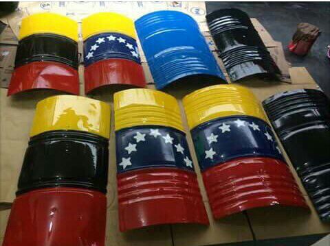 DolarToday's tweet photo. Nuestros valientes Jóvenes hacen sus Escudo y los Decorah con la Bandera de Venezuela la verdadera la que no es Chavista https://t.co/nZRnGN6hRF