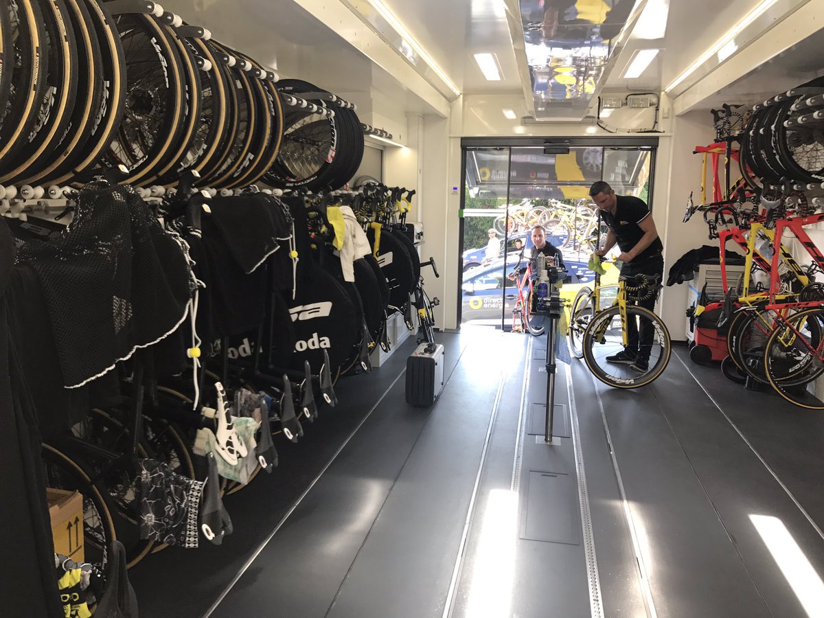 TeamTotalEnrg's tweet photo. Inauguration de notre nouveau camion mécano sur les #4jdd. Magnifique ! https://t.co/4iFTiIgfIN