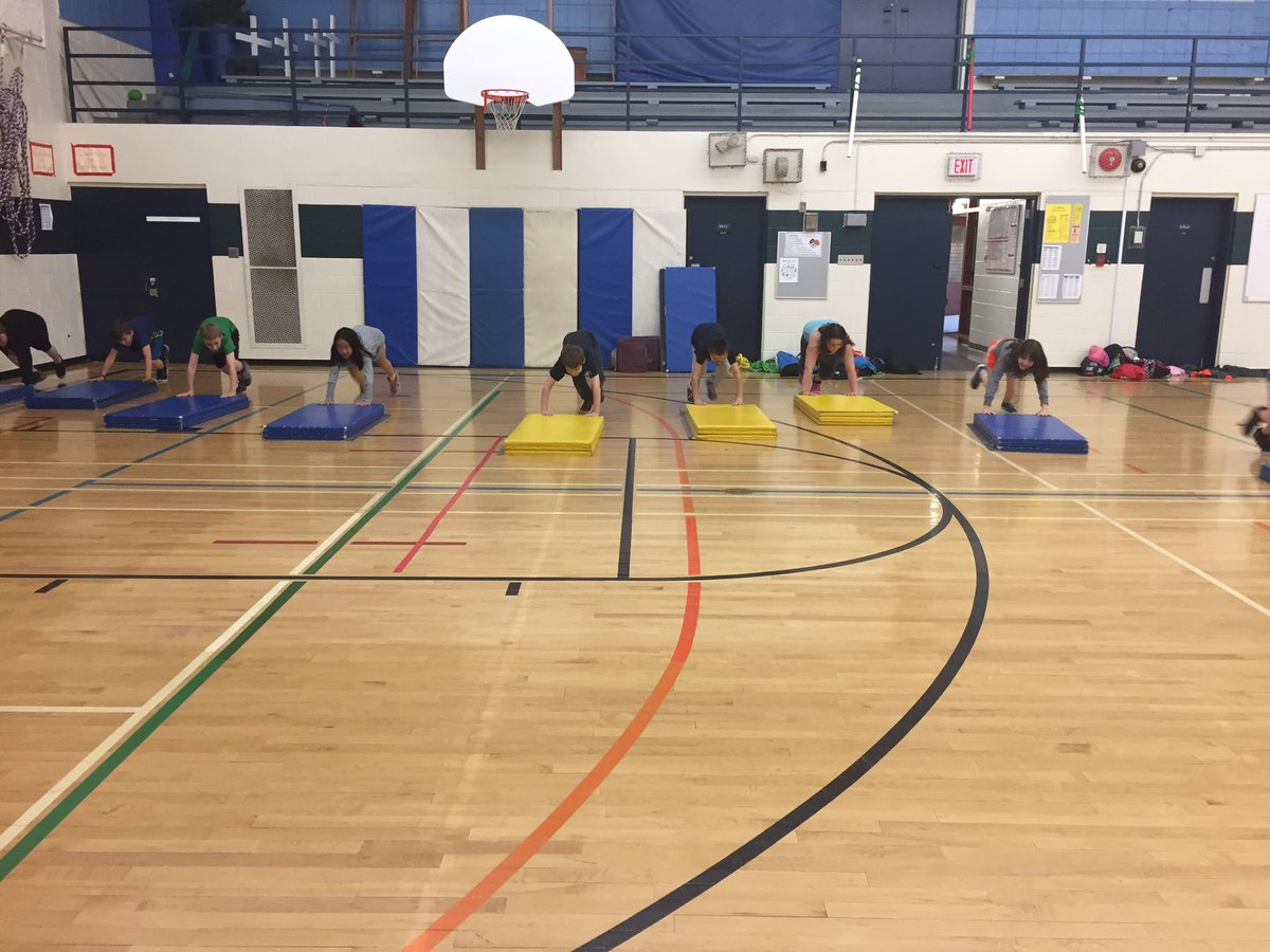 Routhier_PhysEd's tweet photo. Tuesday's fitness challenge: 1 minute Mat push! 💪🏽 @varennesLRSD @LouisRielPEHE @VarennesPE https://t.co/CnvOXGLXQ2