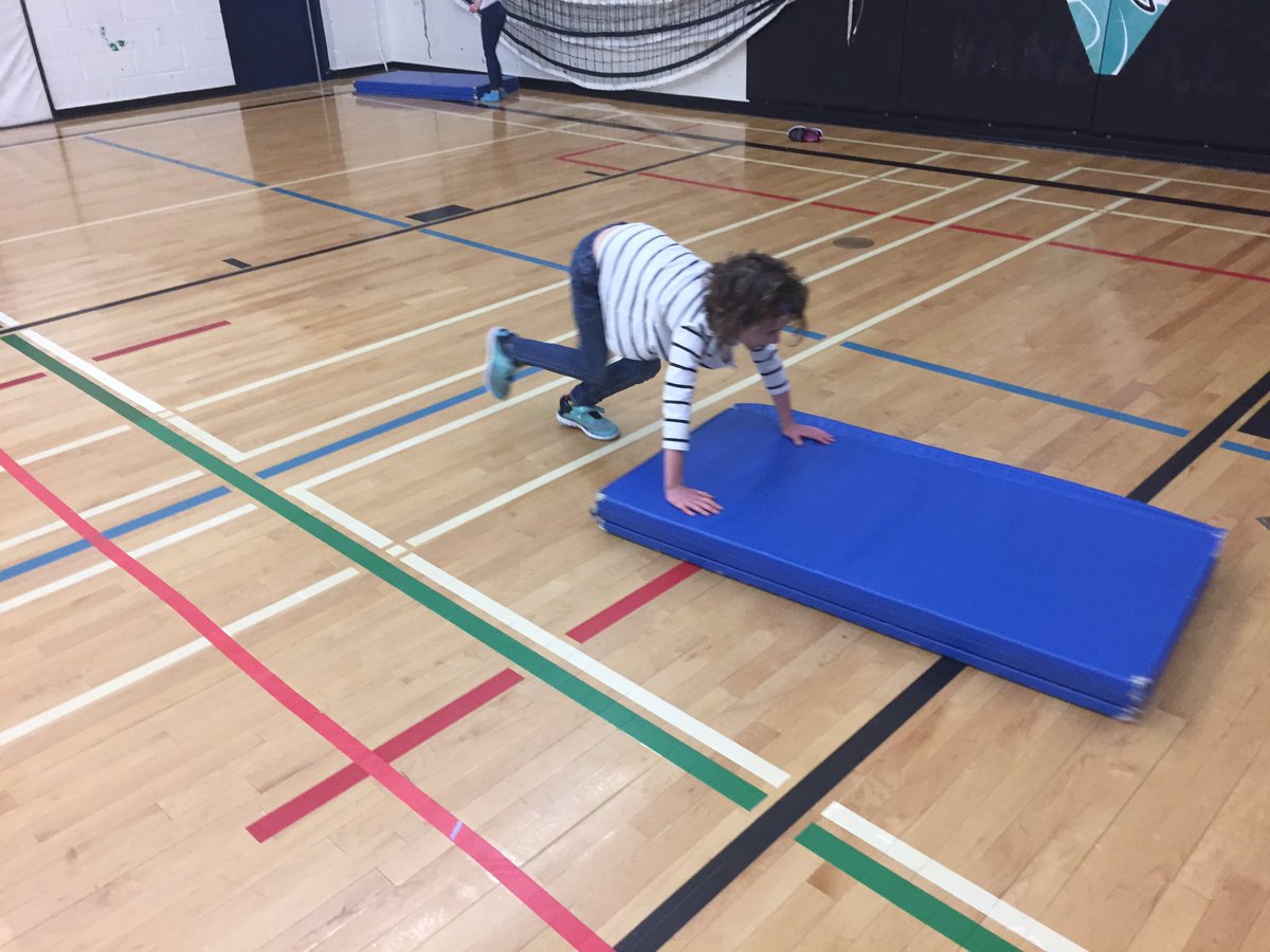 Routhier_PhysEd's tweet photo. Tuesday's fitness challenge: 1 minute Mat push! 💪🏽 @varennesLRSD @LouisRielPEHE @VarennesPE https://t.co/CnvOXGLXQ2