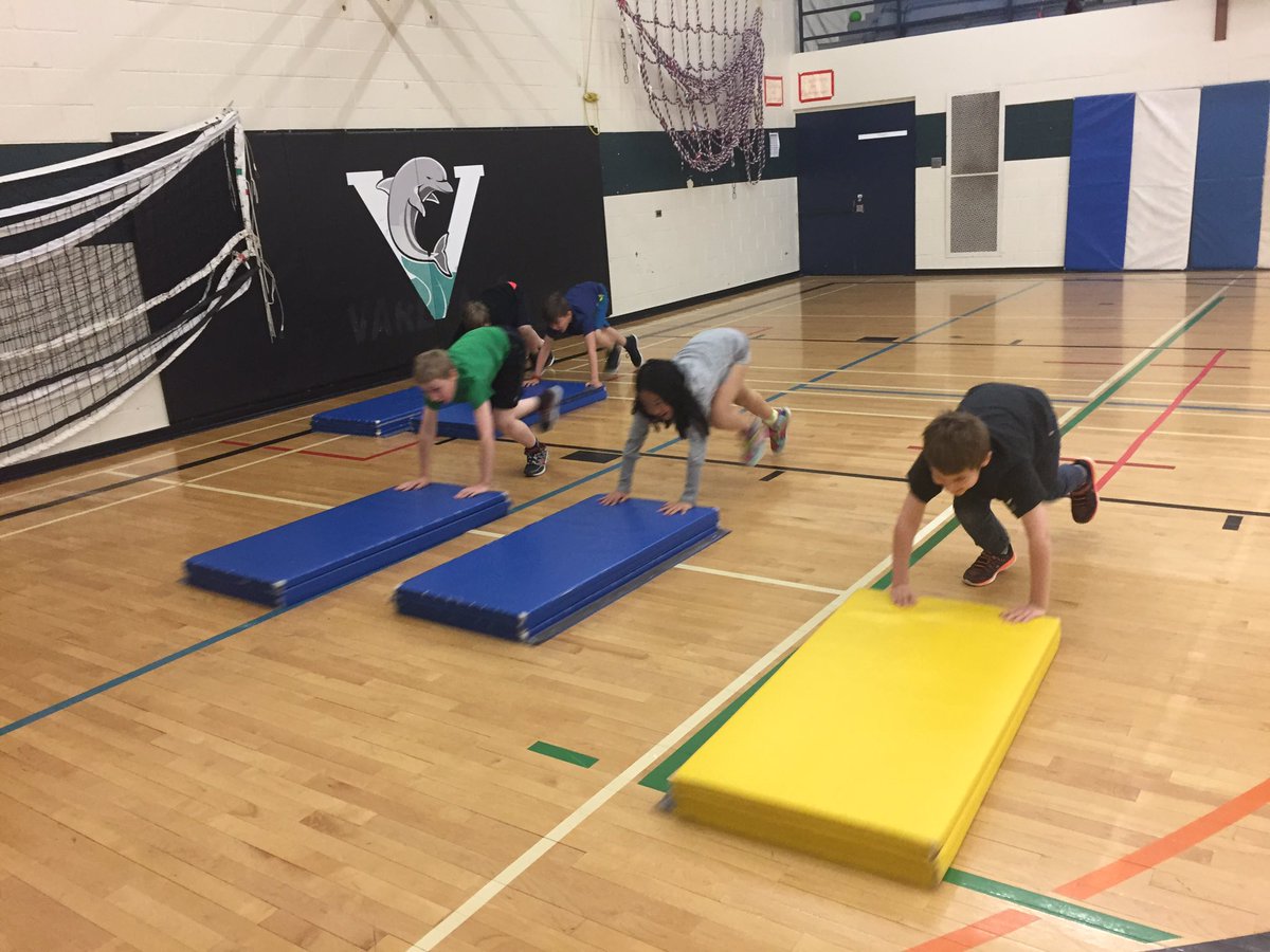 Routhier_PhysEd's tweet photo. Tuesday's fitness challenge: 1 minute Mat push! 💪🏽 @varennesLRSD @LouisRielPEHE @VarennesPE https://t.co/CnvOXGLXQ2