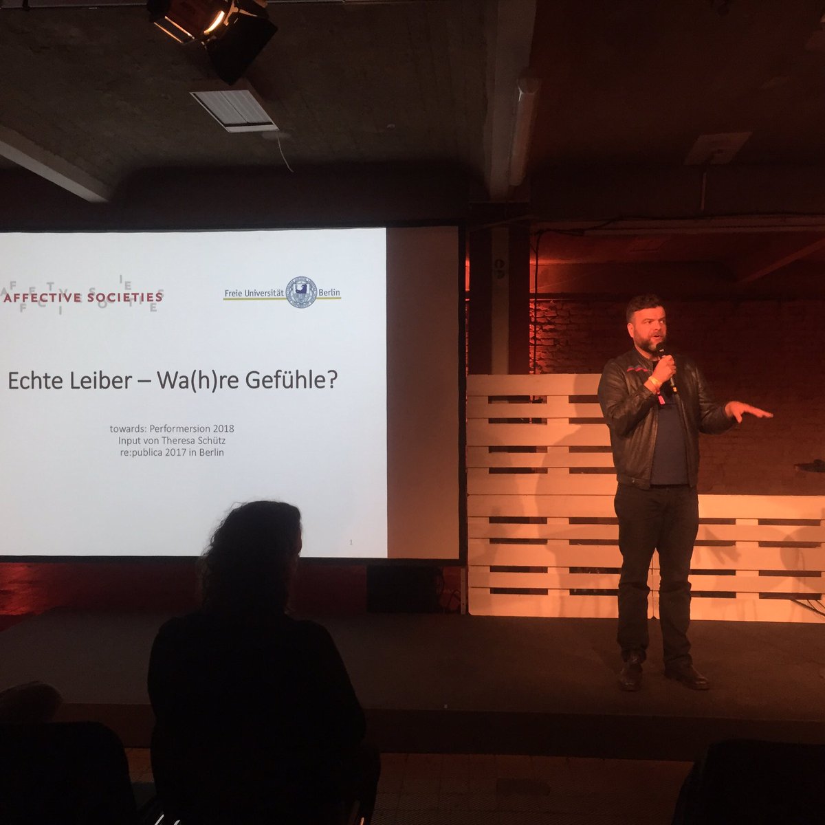 ApitzSabrina's tweet photo. Jetzt: Real Bodies - True Emotions mit @JuKamphausen,TheresaSchütz, Virtuellestheater &OliverProske #rp17 #performersion #pap https://t.co/wkU1YjSeJV