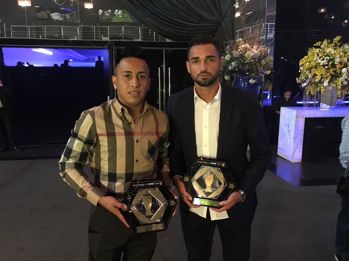 .<a href="/Cuevachris10/">Christian Cueva</a> 🇵🇪 y #Gilberto, entre los mejores del Paulista 2017. ¡GRANDES! 🙌👏 ¡Vamos con todo! #VamosSãoPaulo