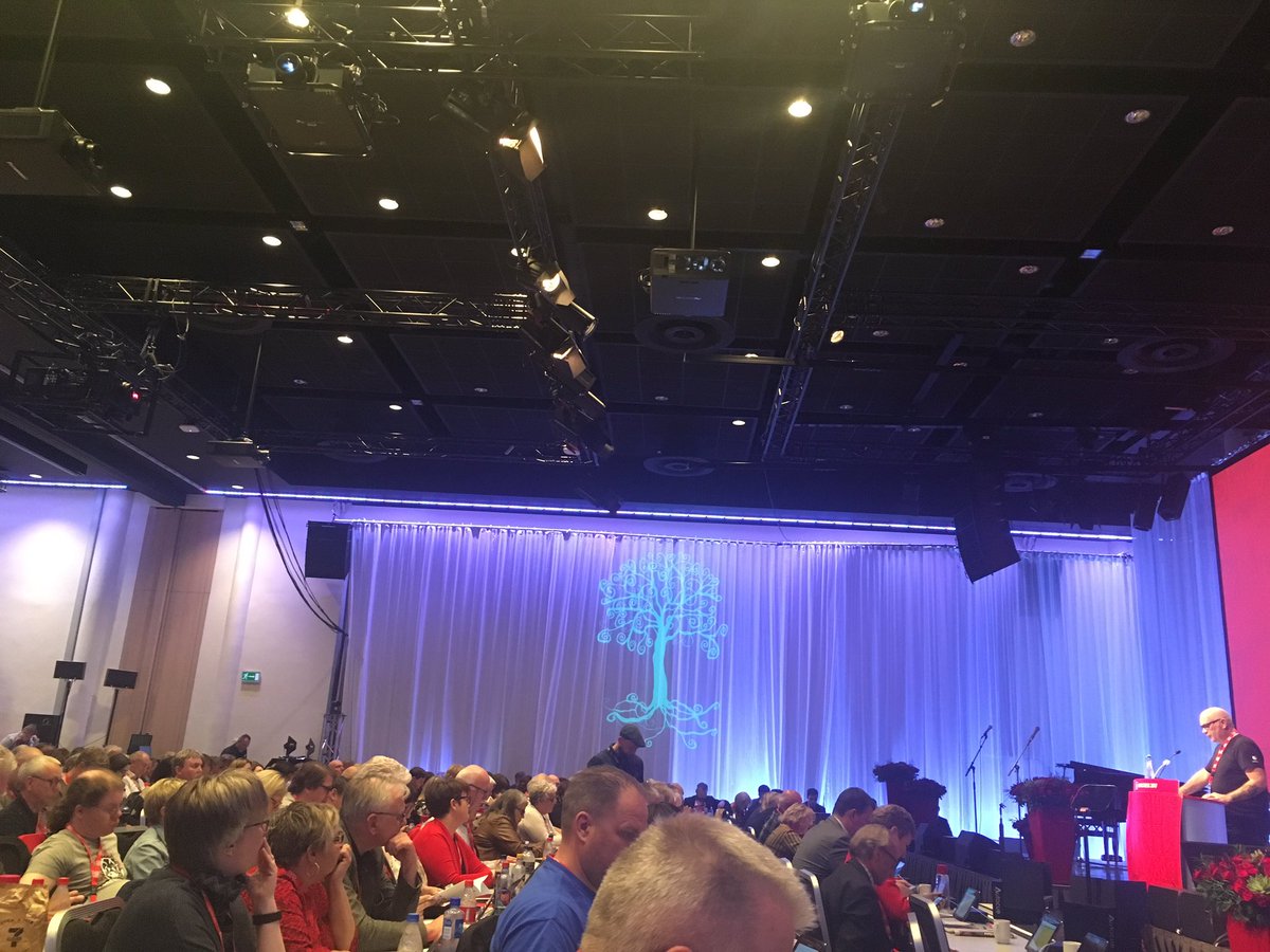 MarkusHeis's tweet photo. "Vi skaper usikkerhet ved å snakke om EØS". EØS lager usikkerhet - for arbeidsfolk! Vi må snakke arbeidsliv - ikke næringsliv. #Lokongress https://t.co/m0JFPUfft2