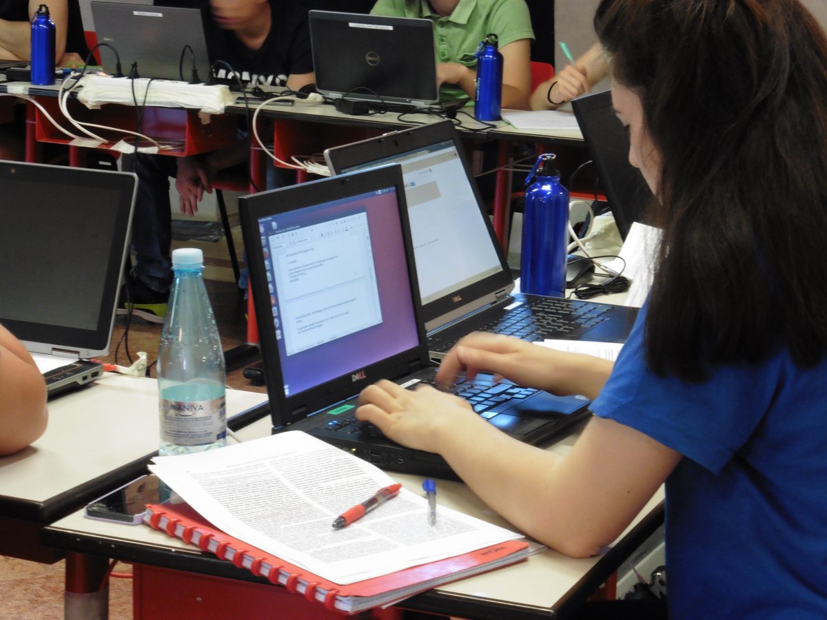 DSH_Lab's tweet photo. #WebValley2017: Deadline for #INTELISEF finalists is Sunday, May 14 11:59pm PST - #HurryUp @FBKcom @mpbalab @intel https://t.co/vT0Tf9hnYW