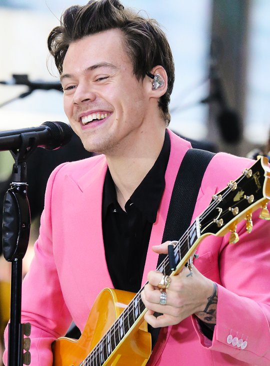 touchddlovato's tweet photo. OLHA ESSE SORRISO MEU DEUS DO CÉU #HarryStylesTODAY https://t.co/n7vIspaucF