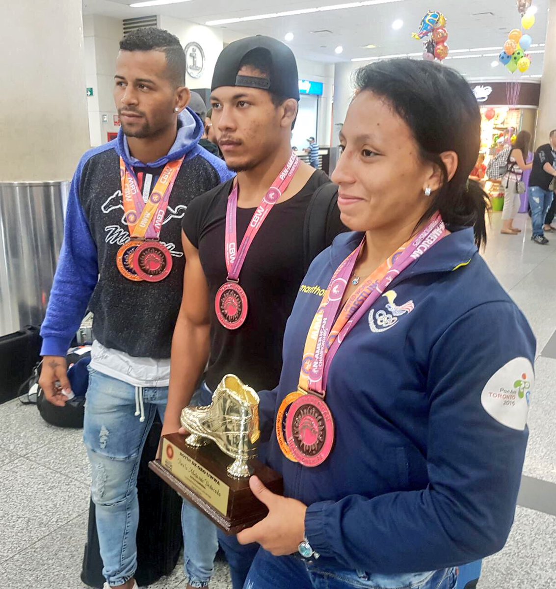 DeporteEc's tweet photo. Arribó a Guayaquil la selección absoluta de 🇪🇨 Ecuador de #Lucha, que logró 8 medallas 🏅 en Panamericano disputado en Brasil 🇧🇷 https://t.co/2Q7PFjCJFn