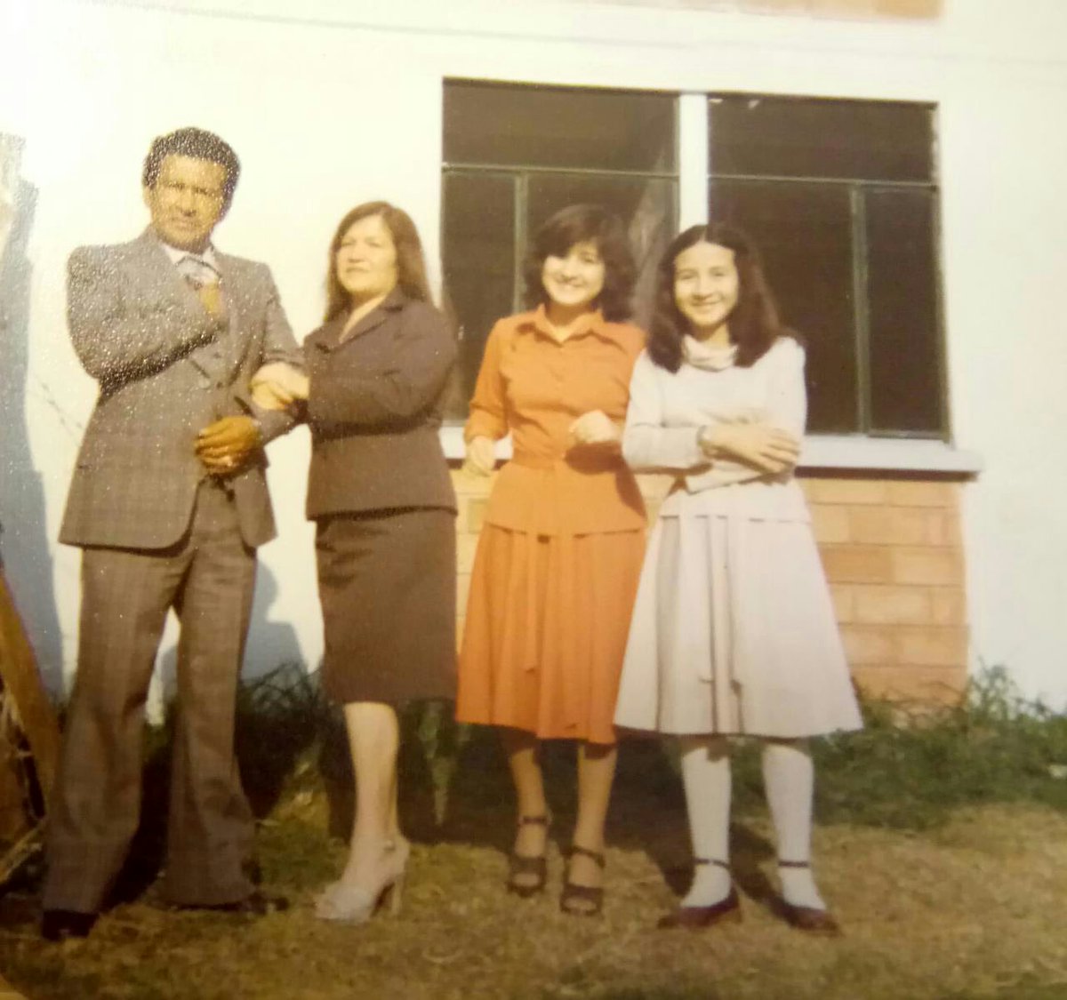 julian_ortegam_'s tweet photo. Ellos me criaron. Ninguno es mi mamá o mi papá. Nunca me faltó nada. Godos y todo, me formaron con amor. No al #Referendocontralosniños. https://t.co/XFl5Kg0L1Q