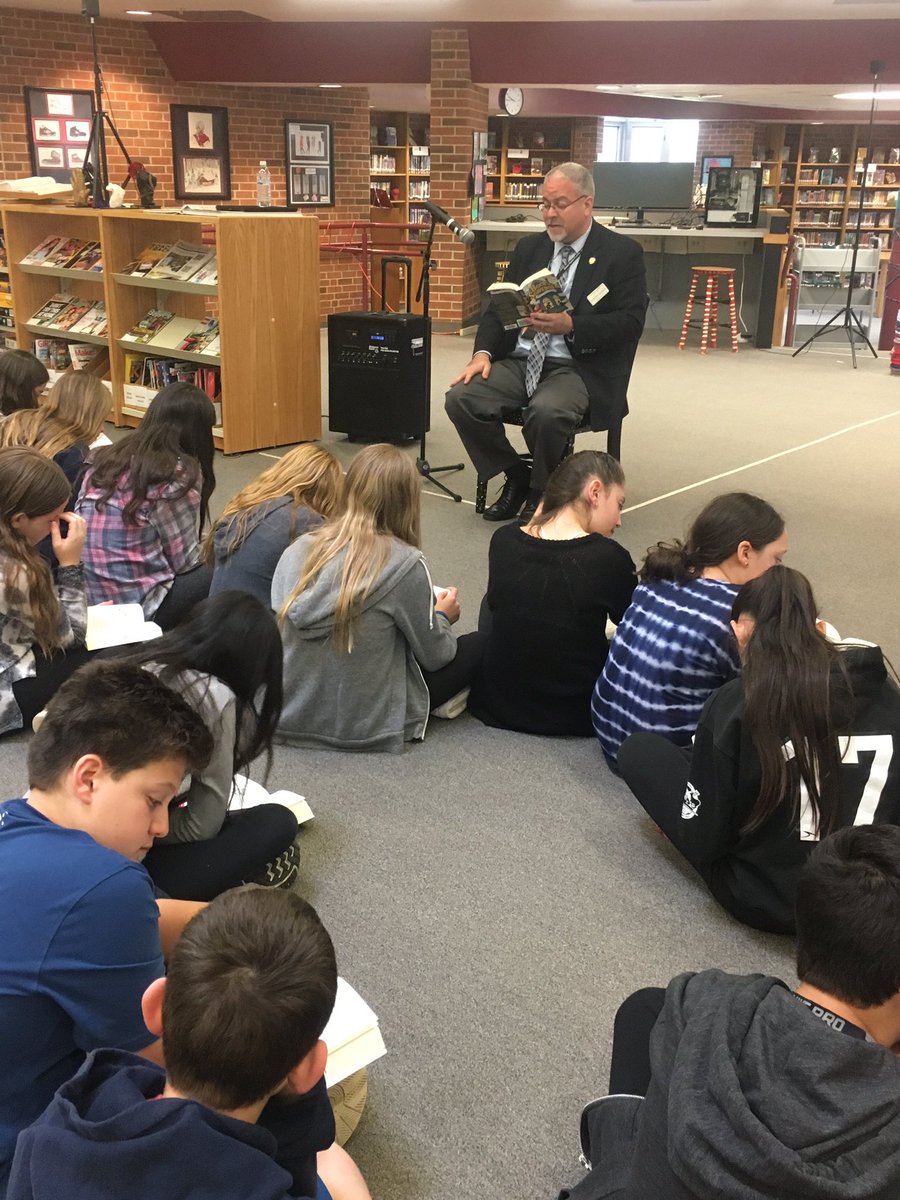 SKTeaches's tweet image. Thx @mikelubelfeld for being our mystery #bookscavenger reader! #engage109 #engagesms