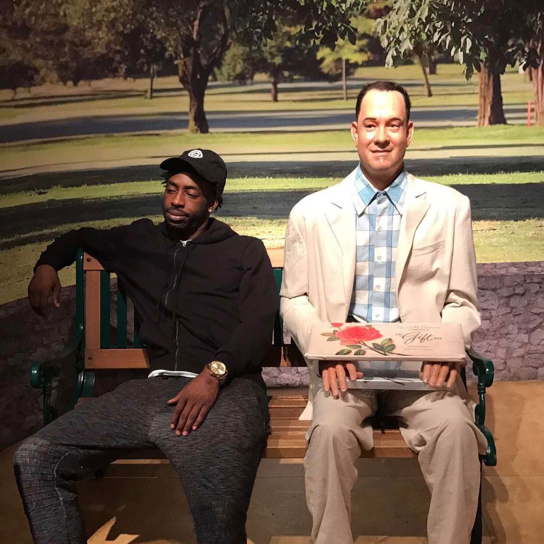 famouslos32's tweet photo. How black ppl look at the bus stop vs white ppl 😂 https://t.co/VhpGXwrZXU