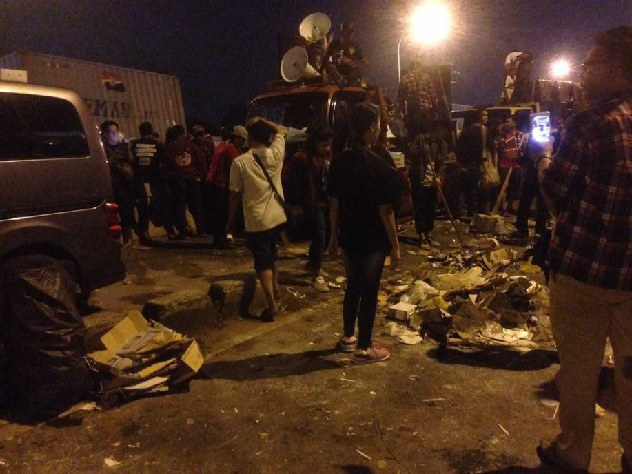 Massa Pro Ahok Kumpulkan Sampah Usai Orasi di Cipinang detik.id/Vti230