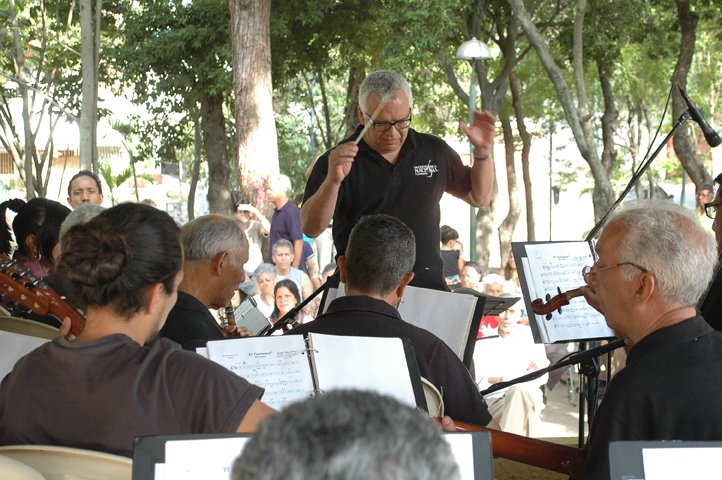 La presentación de la Orquesta Típica Nacional <a href="/OTNACIONAL/">ORQUESTA TÍPICA</a> en Coche, estuvo bajo la batuta del maestro Pedro Mauricio González