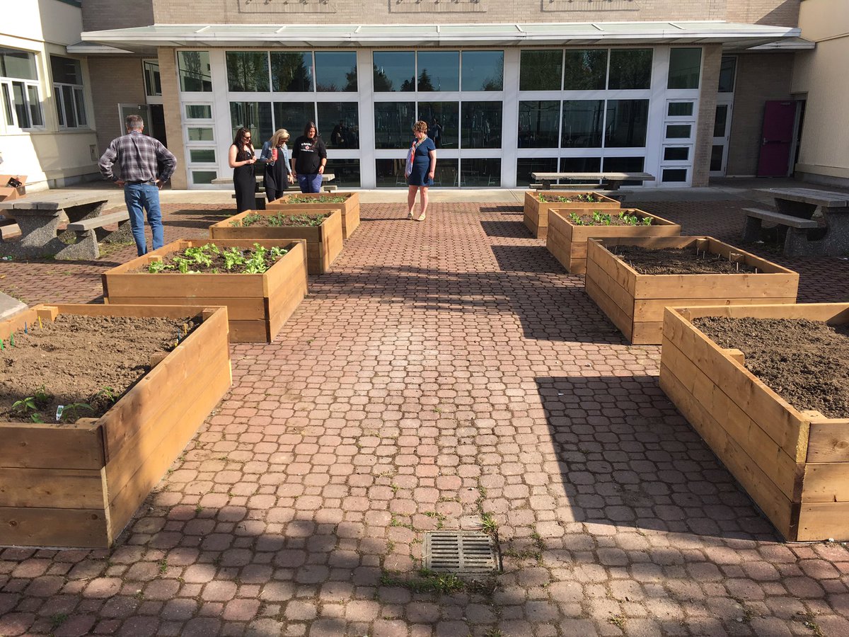 jdwmanning's tweet photo. 🌱 New addition to JH garden... all built by JH students and staff! 🌱#jhlearn https://t.co/oPmxbjmooN
