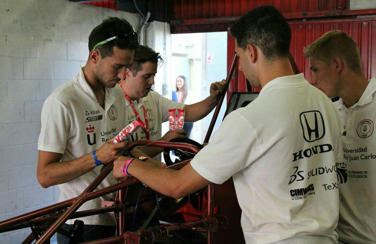 _umotorsport's tweet photo. 'Somos cuatro. Y hay tres. . .' 🤔 #BreakDecisions https://t.co/uSO6g2jL8w