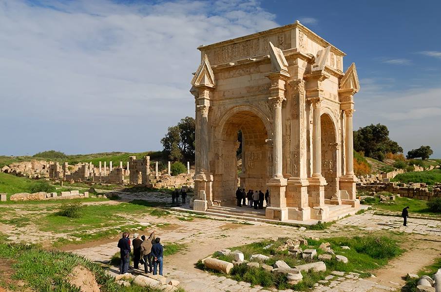 Ricostruzione dell'arco di Settimio Severo a Leptis Magna (Libia) esistente nel II secolo dC, rivestito da lastre marmoree in età severiana