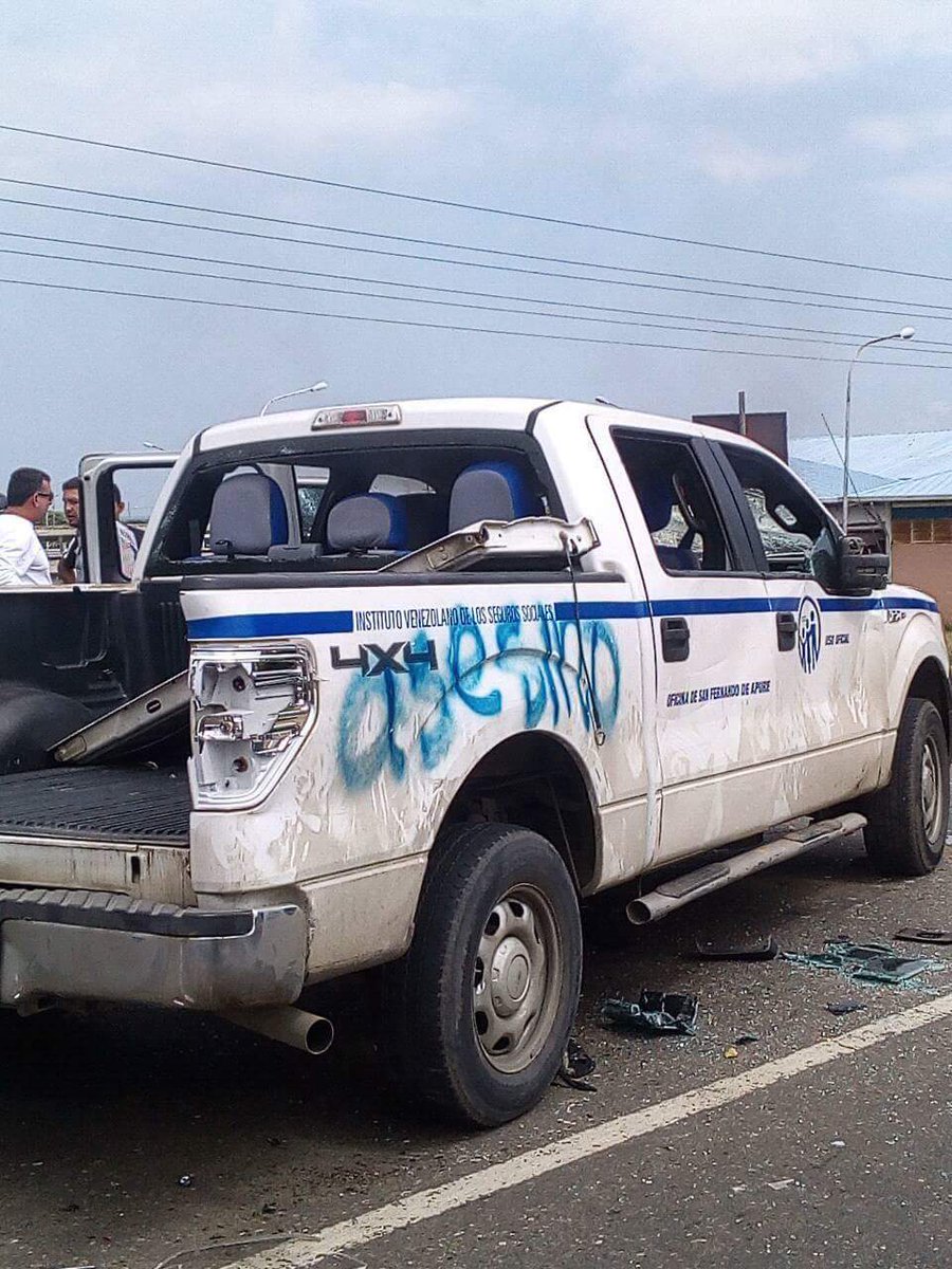 deimoshed's tweet photo. URGENTE - Manifestantes queman camioneta del IVSS que arrolló a la joven Oriana Wadsquier en Calabozo, Guárico #9May https://t.co/mJwi7Ptmza
