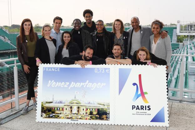 GroupeLaPoste's tweet photo. Voici le timbre aux couleurs de la candidature @Paris2024 
Dès lundi 15/05 en bureau de Poste ou sur laposte.fr
#Paris2024 #LaPoste https://t.co/Qm32WWxf2A
