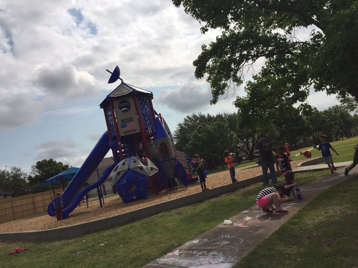 ljurkash's tweet photo. Picnic at the park with my KD kiddos!! #fieldtrippin #kdrocks @hachienorthside https://t.co/0GUa22G1wL