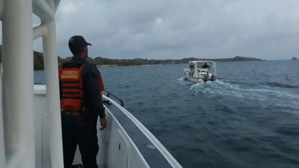 ArmadaColombia's tweet photo. #ArmadaColombia y @ParquesColombia incautan pesca ilegal en zona protegida https://t.co/FXpz4sjo1h @MinAmbienteCo @LuisGMurillo https://t.co/U6Ze8VsTau