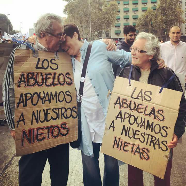 GabrielBoric's tweet photo. La Bea hoy en la marcha de la @Confech contra el endeudamiento se encontró con unos abuelos que nos apoyan :) https://t.co/a2DxJTAuQG