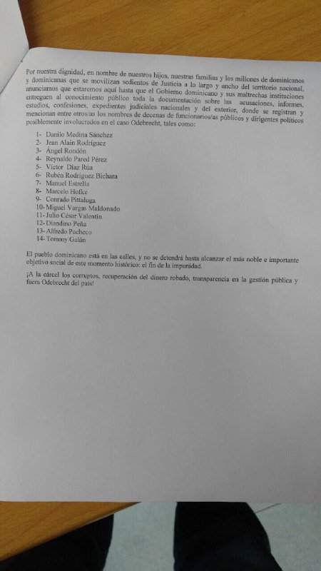 Grupo de jóvenes ocupan antedespacho del procurador de la República, exigen los nombres de los implicados en caso Odebrecht #Telenoticias