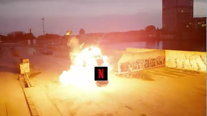 stephenkingx's tweet photo. "sense8 pode não ser renovada pra s3" "season3 de sense8 pode ser a ultima" https://t.co/kqkKVqjbm8