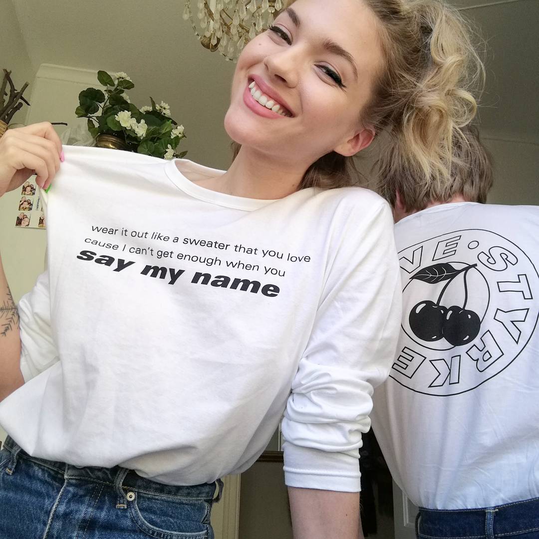 Name wearing. задания на тему describing people. английский для малышей одежда задания. Name wearing. название одежды на английском.