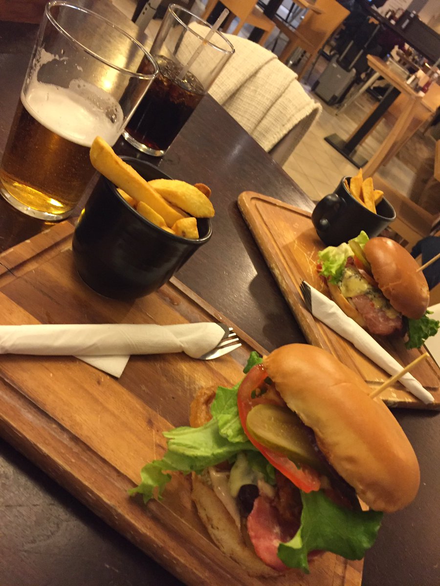 IvanZkey's tweet image. Lekker hoor zo'n @MeridenBarBHX #TheUltimateBurger #OpReis met Sophie