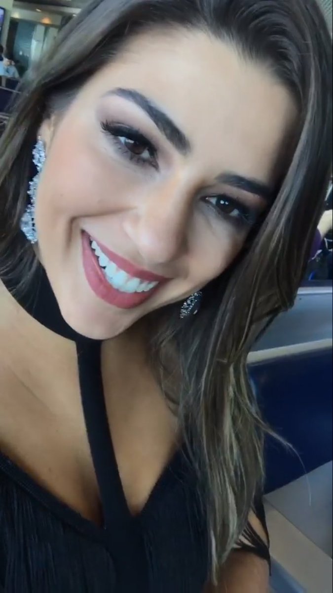 comentsgabi's tweet photo. esse sorriso 😍 @amorimvivian_ https://t.co/PktJD0MAuc