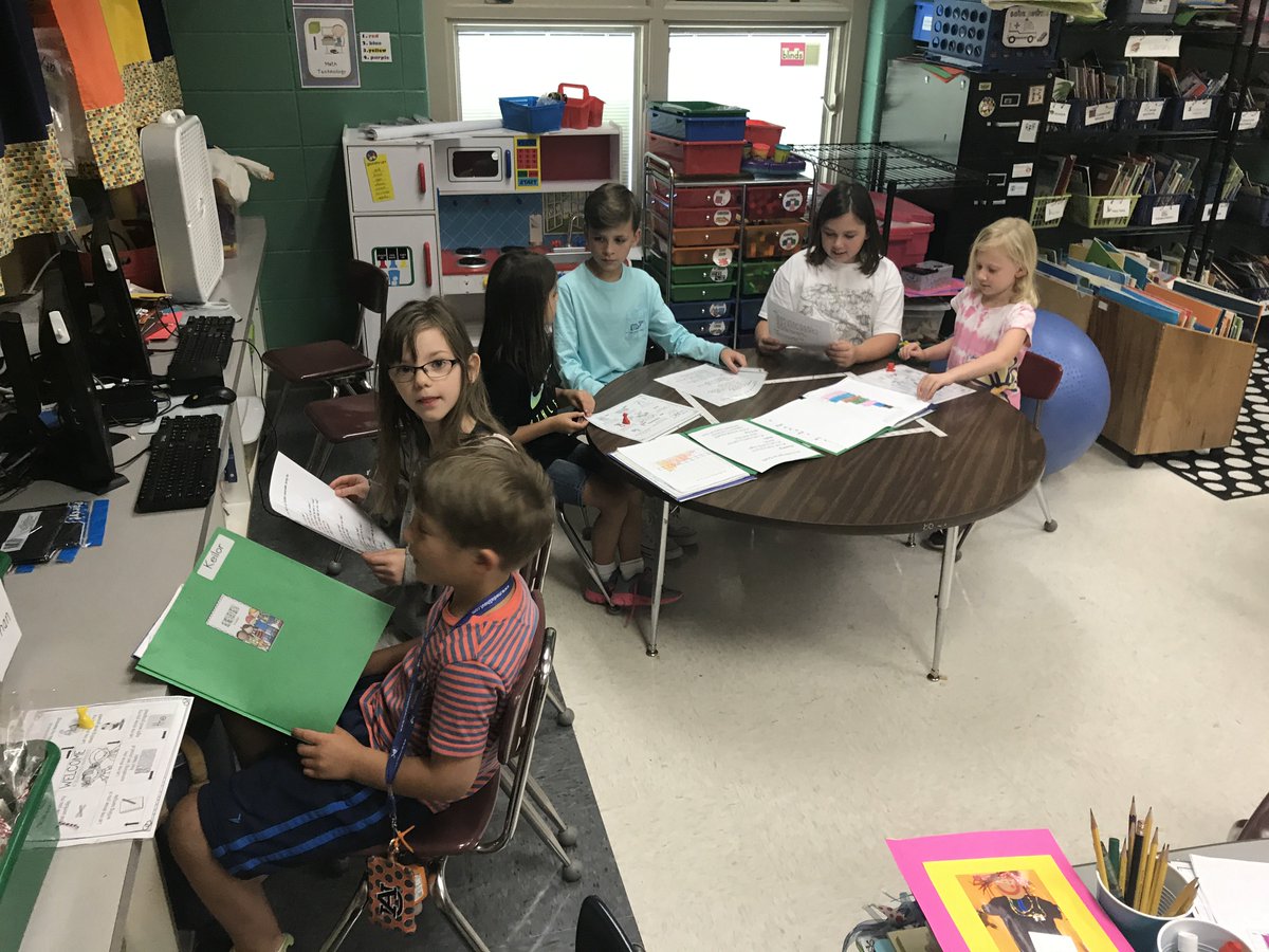 Practicing our Student Led Conferences with 4th grade buddies! #destinationlearning2017 #bluffparkpanthers