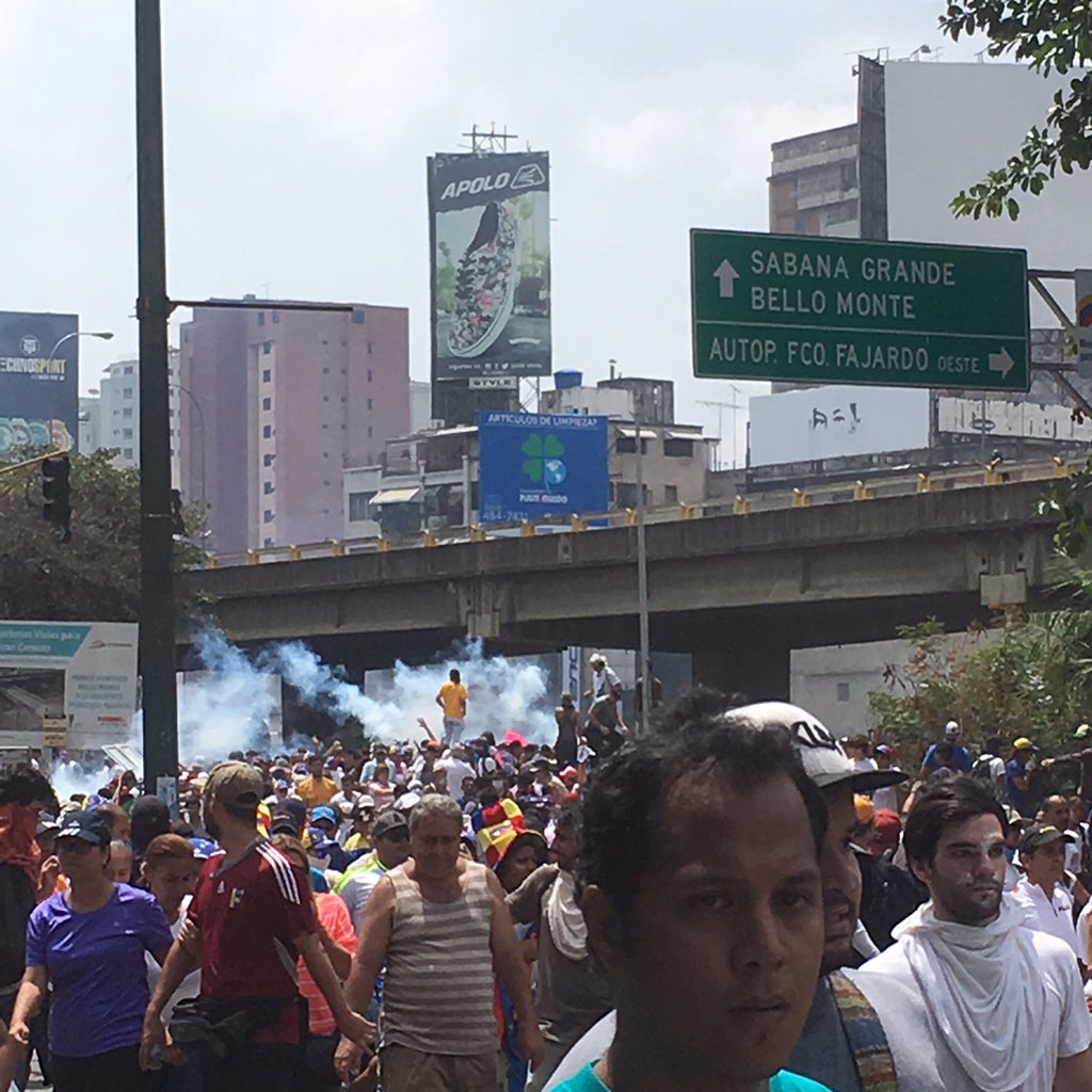 Corretearon la marcha a punta de lacrimógenas. 1:45 pm #19A #BelloMonte