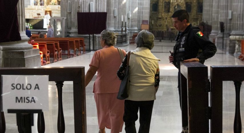 AristeguiOnline's tweet photo. Refuerzan seguridad en Catedral tras agresión a sacerdote (Fotos) https://t.co/0O7hlf3VD6 https://t.co/zltVqxA4JM