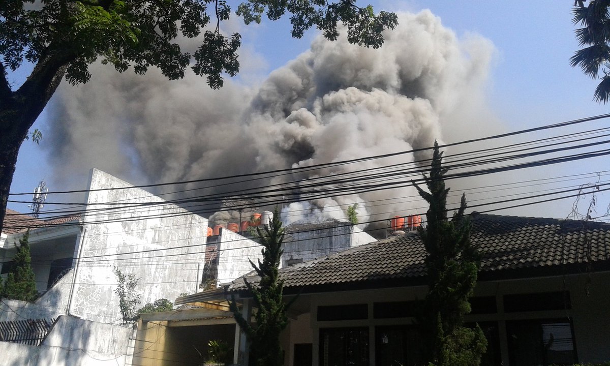 RT <a href="/shidqieali/">Shidqie Alisyafiq</a>: Kebakaran di Jl. Dipatiukur