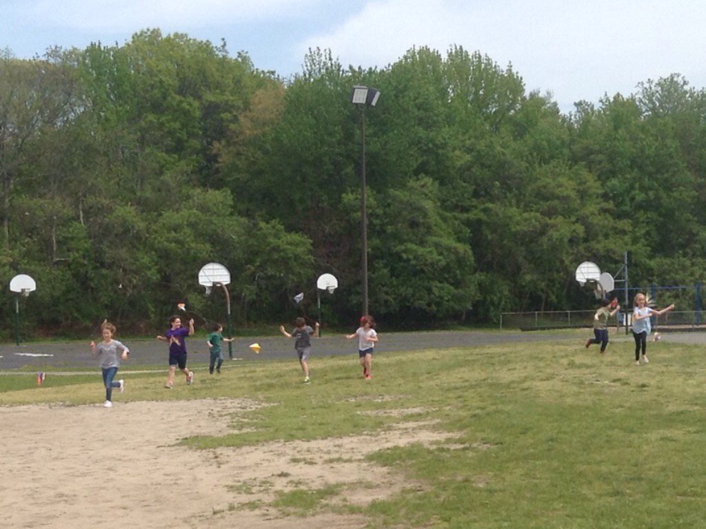Christi52627107's tweet photo. A great day to fly our handmade kites! #Rm31 @ForestLakeWsd #hoorayforspring #theyworked! https://t.co/PBP0NGIFNj