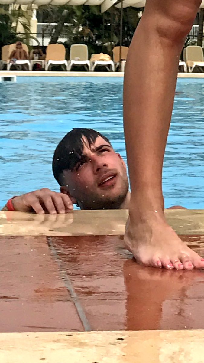 emmacave_'s tweet photo. When you catch some weirdo looking at your ass https://t.co/mkkxBVzffU