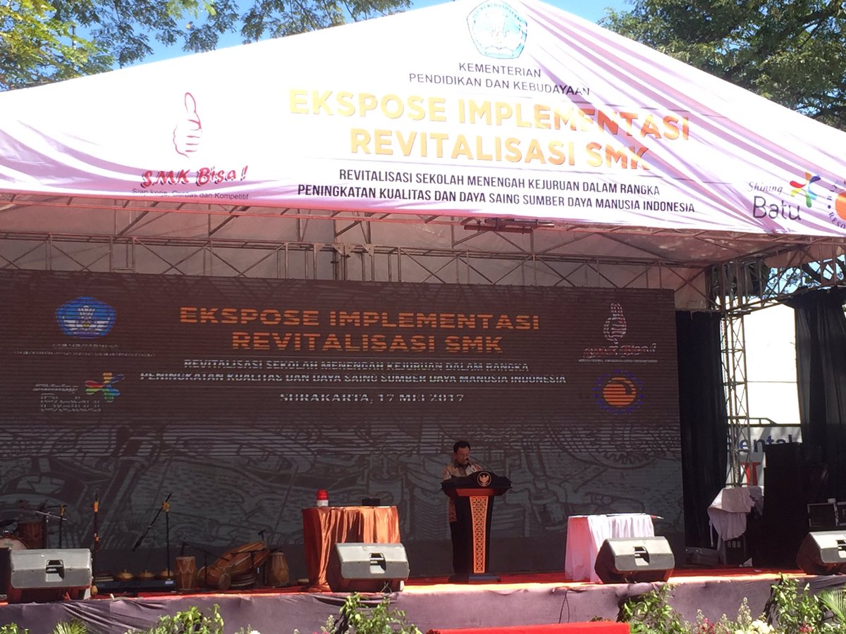 Kemdikdasmen's tweet photo. SMK yg direvitalisasi oleh pemda akan didampingi Kemdikbud dlm pelaksanaannya. Hal ini sesuai dgn Inpres ttg Revitalisasi SMK. #SMKHebat https://t.co/VG75ZrYuzd