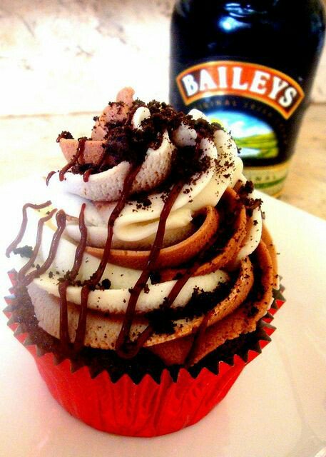 Tingling_Lemons's tweet photo. {slides a Mudslide Cupcake across the TL to @InStarlitNights for being our 6000th Follower!} ~ HQ #ThankYou! https://t.co/WdALauEM4R