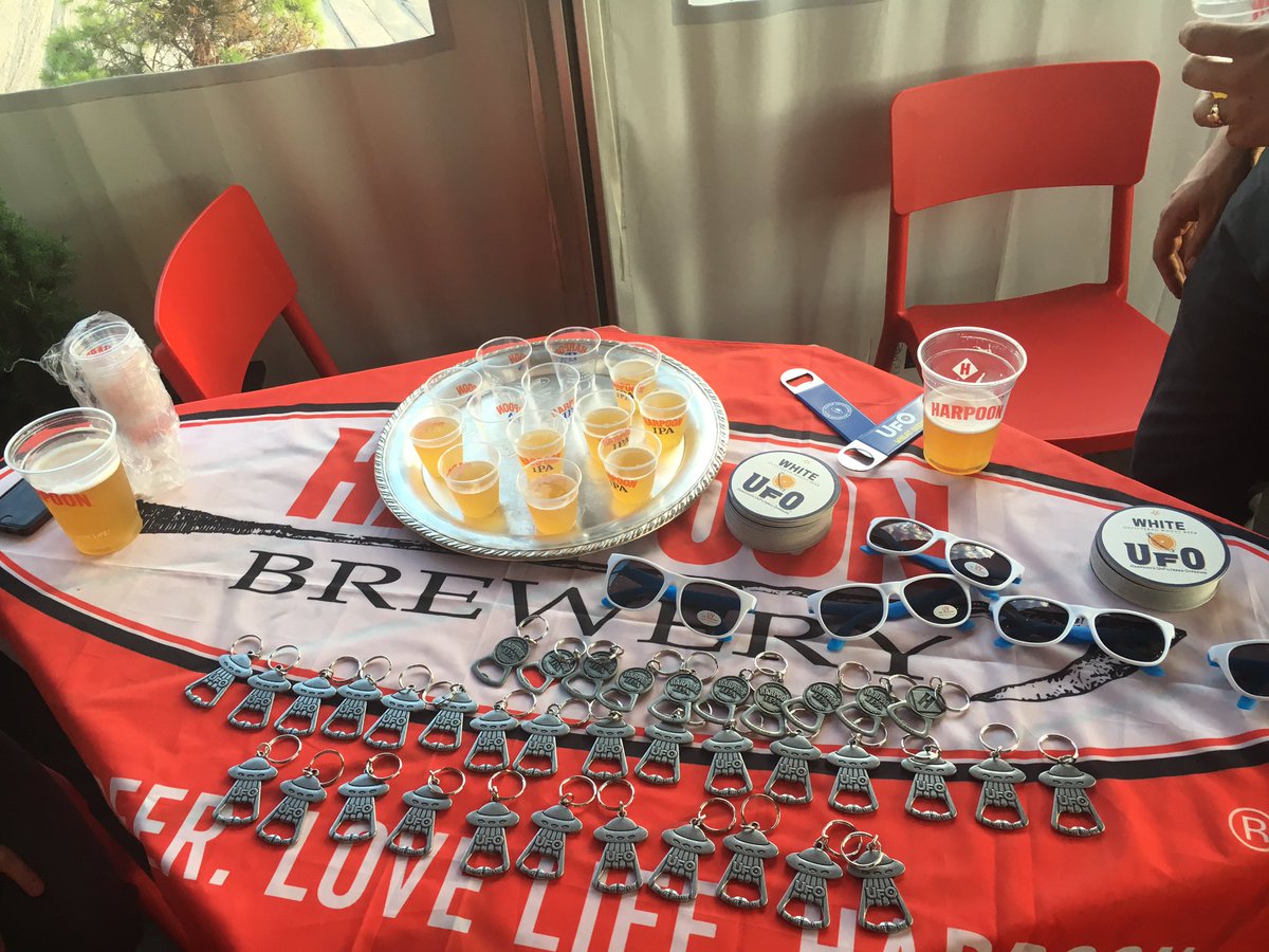 Come drink UFO White Ale over at the Buzz Bar in Dumbo now!!! #ufowhiteale #sunset #summervibes #livemusic #freeswag <a href="/harpoonbrewery/">Harpoon Brewery</a>